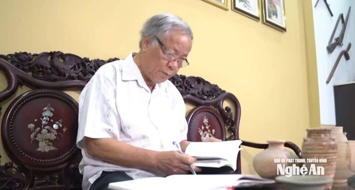 Nhà nghiên cứu Đinh Bá Hòa tỷ mỉ nghiên cứu Gốm cổ.