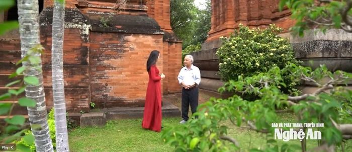 Nhà nghiên cứu Đinh Bá Hòa trò chuyện với phóng viên Báo và PTTH Nghệ An.