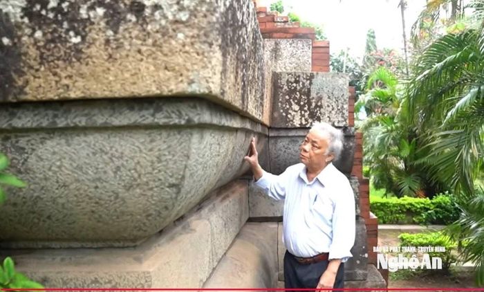 Nhà nghiên cứu Đinh Bá Hòa trong một chuyến điền giã.