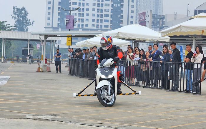 Kỹ thuật viên biểu diễn trong chương trình mô phỏng hệ thống chống bó cứng phanh (ABS) dành cho xe máy, do Học viện Chiến lược, bồi dưỡng cán bộ xây dựng (Bộ Xây dựng) phối hợp tổ chức ngày 12/12/2025.