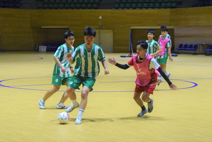 Không khí tập luyện tại Trung tâm Đào tạo bóng đá Nanikids Futsal luôn diễn ra sôi nổi. Ảnh: NGUYÊN KHANG