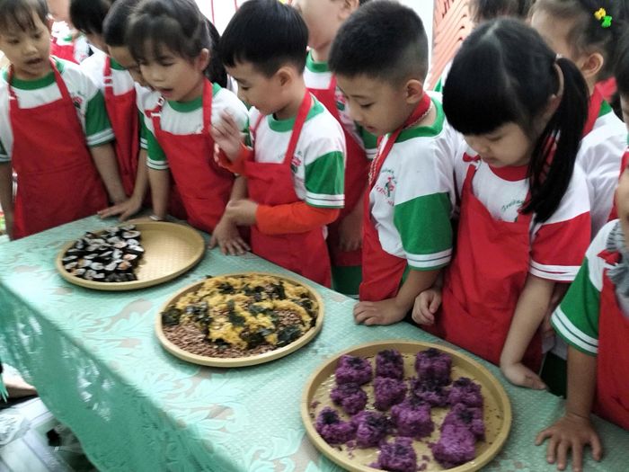 Học sinh Trường Mẫu giáo Hương Sen (xã Nông Sơn) hứng thú với giờ học STEM. ẢNH: THIÊN THU.