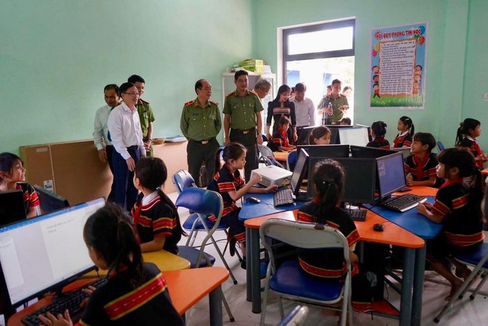 Công an thành phố trao tặng 40 bộ máy tính cho các trường học tại xã miền núi Trà Tập. Ảnh: V.D