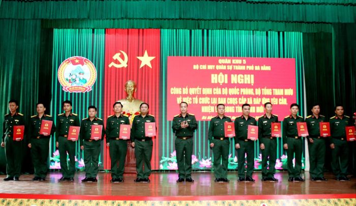 Đại tá Trần Hữu Ích, Chỉ huy trưởng Bộ Chỉ huy Quân sự thành phố trao quyết định bổ nhiệm chức vụ Chỉ huy trưởng Ban chỉ huy quân sự xã, phường trên địa bàn thành phố Đà Nẵng. Ảnh: TRỌNG HUY