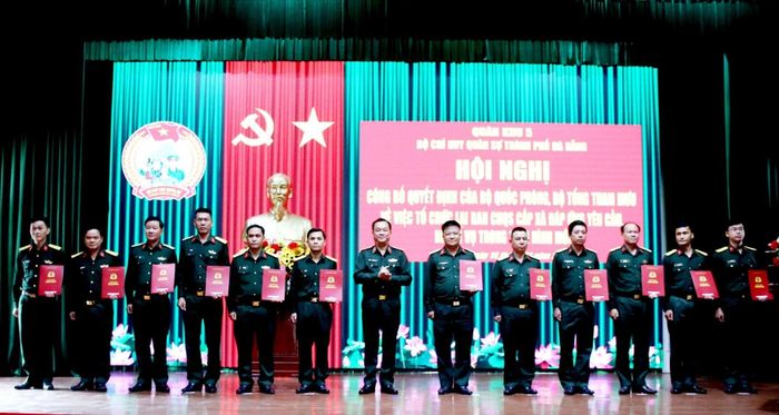 Thiếu tướng Trần Thanh Hải trao quyết định bổ nhiệm chức vụ Chỉ huy trưởng Ban chỉ huy quân sự xã, phường trên địa bàn thành phố Đà Nẵng. Ảnh: TRỌNG HUY