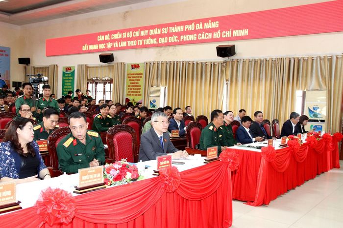 Phó Bí thư Thành ủy, Chủ tịch HĐND thành phố Nguyễn Đức Dũng (thứ ba, bên trái sang) tham dự hội nghị. Ảnh: TRỌNG HUY