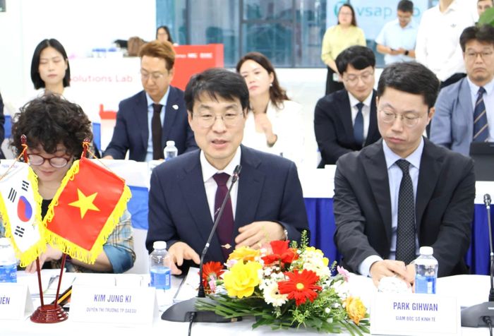 Ông Kim Jung Ki (giữa), Quyền Thị trưởng thành phố Daegu phát biểu tại tọa đàm. Ảnh: MAI QUẾ