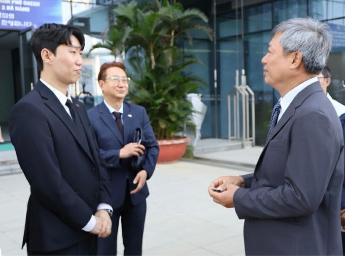 Phó Chủ tịch UBND thành phố Hồ Quang Bửu (bên phải) trao đổi với doanh nghiệp Hàn Quốc bên lề tọa đàm. Ảnh: MAI QUẾ