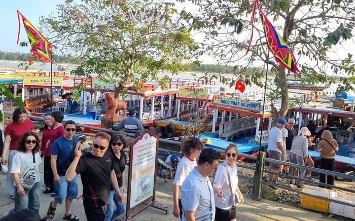 Làng gốm Thanh Hà trở thành điểm hút khách, sức hút từ những điều mộc mạc, con người cần mẫn, mến khách