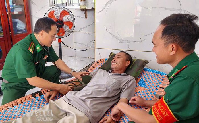 Cán bộ Đồn Biên phòng Gành Hào chăm sóc y tế cho ngư dân sau khi được đưa vào bờ an toàn.