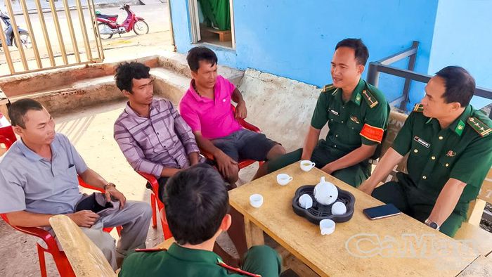 Cán bộ Đồn Biên phòng Gành Hào thăm hỏi, động viên ngư dân gặp nạn trên biển.