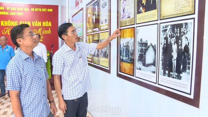 Đồng chí Bùi Thanh Toàn, Bí thư Đảng ủy phường Láng Tròn (bên phải), khẳng định, “Không gian văn hóa Hồ Chí Minh” rất có ý nghĩa trong việc đẩy mạnh học tập và làm theo tư tưởng, đạo đức, phong cách của Bác.