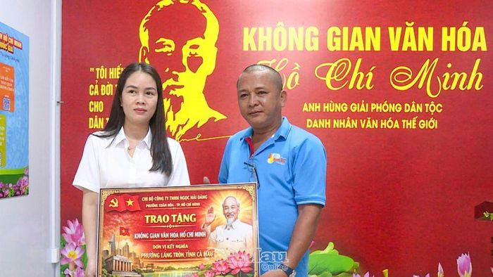  Bà Nguyễn Thanh Lam, Phó Chủ tịch UBND phường Láng Tròn, nhận bảng tượng trưng trao tặng “Không gian văn hóa Hồ Chí Minh” từ đồng chí Trần Văn Long, Bí thư Chi bộ Công ty TNHH Ngọc Hải Đăng.