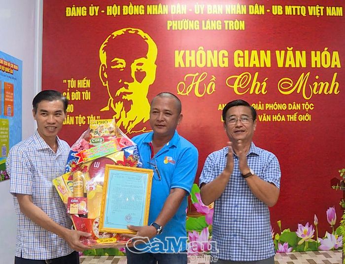 Đảng ủy, HĐND, UBND, Ủy ban MTTQ Việt Nam phường Láng Tròn gởi thư và quà cảm ơn Công ty TNHH Ngọc Hải Đăng đã hỗ trợ, trao tặng “Không gian văn hóa Hồ Chí Minh”.
