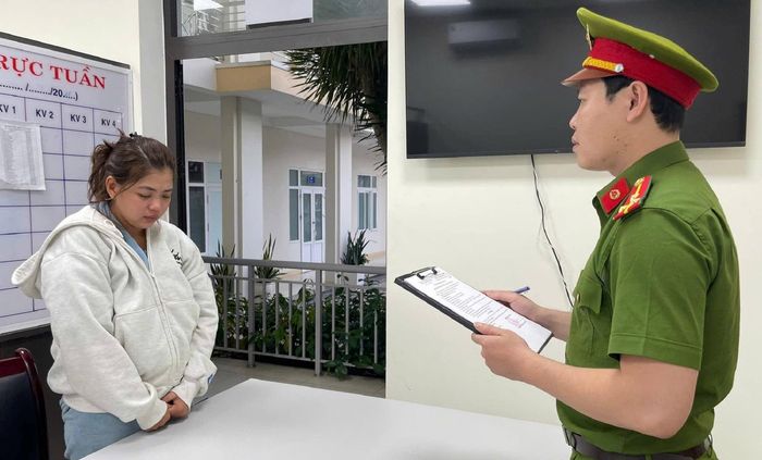 Điều tra viên tống đạt quyết định khởi tố bị can, bắt giữ Võ Thị Nga Mi.
