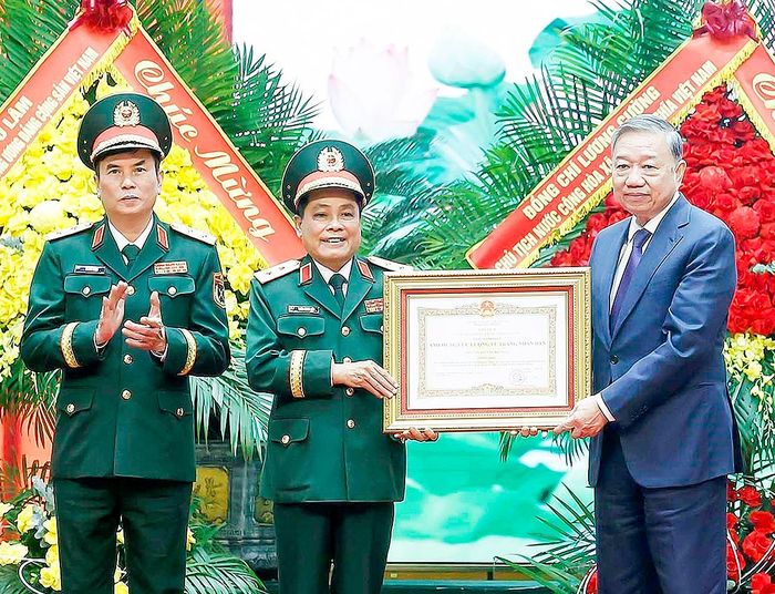 Tổng Bí thư Tô Lâm trao danh hiệu Anh hùng Lực lượng vũ trang nhân dân cho Tổng cục Hậu cần - Kỹ thuật. Ảnh: TTXVN