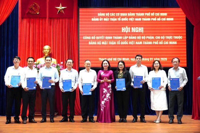 Đồng chí Trương Thị Bích Hạnh trao quyết định thành lập Đảng bộ bộ phận Đoàn Luật sư TPHCM