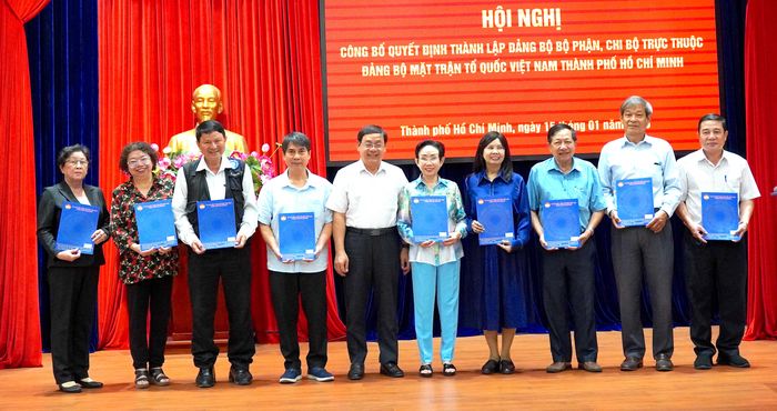 Đồng chí Nguyễn Cao Lễ trao quyết định thành lập Đảng bộ bộ phận Liên hiệp các Hội Văn học nghệ thuật TPHCM; Đảng bộ bộ phận Liên hiệp các Hội Khoa học và Kỹ thuật TPHCM