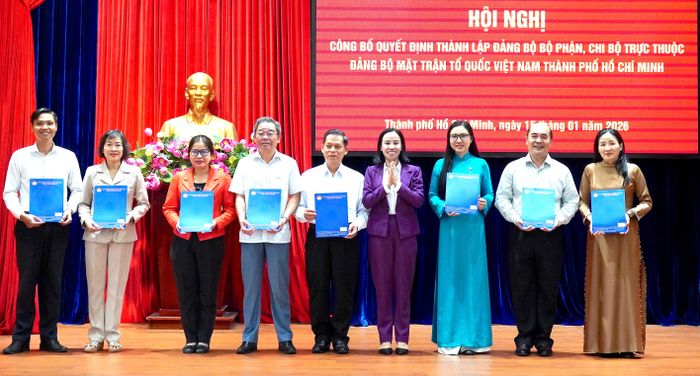 Đồng chí Võ Ngọc Thanh Trúc trao quyết định thành lập các chi bộ
