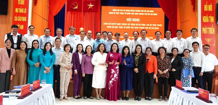 Các đồng chí dự hội nghị công bố các quyết định thành lập chi bộ, đảng bộ bộ phận trực thuộc Đảng bộ MTTQ Việt Nam TPHCM
