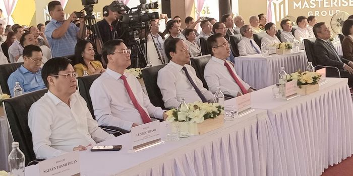  Lãnh đạo TPHCM và đại diện các sở, ban ngành tham dự lễ khởi công. Ảnh: MINH HẢI 