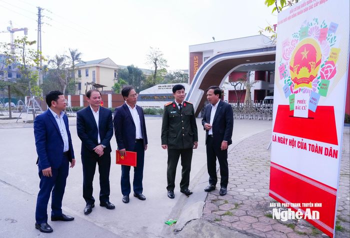 Đoàn công tác kiểm tra công tác chuẩn bị bầu cử của các địa phương. Ảnh: T.L