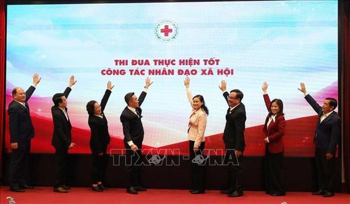  Các đại biểu ấn nút phát động phong trào thi đua năm 2026 của Hội Chữ thập đỏ Việt Nam. (Ảnh: TTXVN phát) 