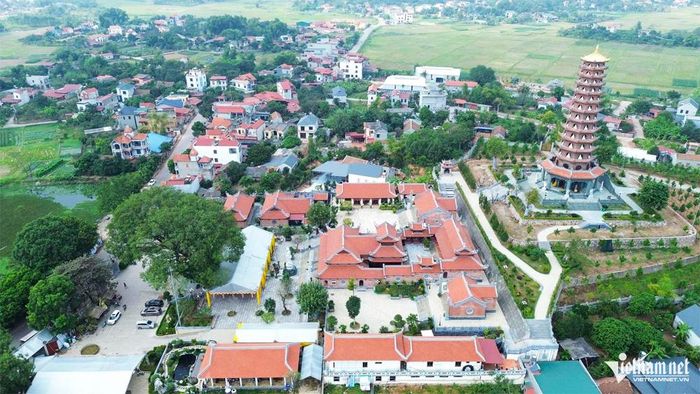  Chùa Phúc Sơn được đại trùng tu khang trang và khánh thành vào ngày 16/12/2023. Chùa nằm trên núi Phượng Hoàng, có thế đất hình phượng hoàng cất cánh, được xem là một trong những ngôi chùa có kiến trúc truyền thống đặc sắc của Phật giáo Việt Nam. Đây là một công trình văn hóa tâm linh quan trọng, không chỉ phục vụ nhu cầu tín ngưỡng của Phật tử mà còn góp phần phát triển du lịch tâm linh cho tỉnh Bắc Ninh. 
