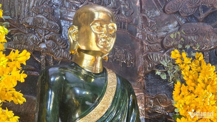  "Pho tượng được chế tác từ ngọc nguyên khối nặng hơn 8 tấn, có độ thuần khiết cao, được khai thác tại Cassiar (Canada). Trước khi được an vị tại đây, pho tượng đã được cung rước qua các ngôi chùa lớn như chùa Bái Đính, chùa Yên Tử, chùa Vĩnh Nghiêm và chùa Phật Tích", thượng tọa Thích Thanh Anh cho hay. 