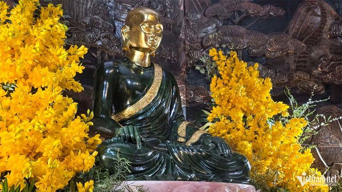  Tổng thể hình tướng toát lên vẻ tĩnh tại nhưng sáng suốt, an nhiên. 