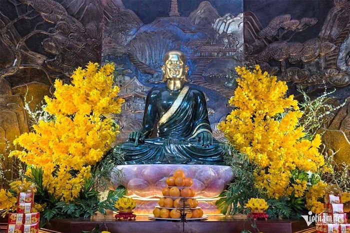  Chùa hiện lưu giữ tượng ngọc Phật hoàng Trần Nhân Tông - được đánh giá là rất độc đáo. Pho tượng được tạo tác từ một khối đá ngọc bích có nguồn gốc từ dãy núi Cassiar (Canada) và được cung rước về an vị tại Bảo tháp chùa Phúc Sơn. 