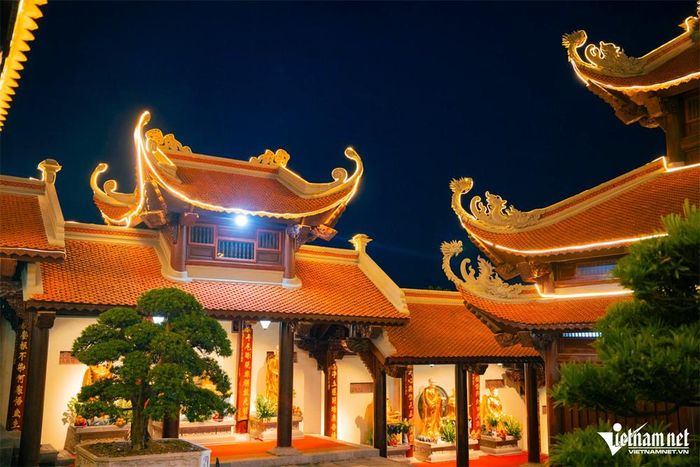  Hình ảnh kiến trúc chùa Phúc Sơn về đêm. 