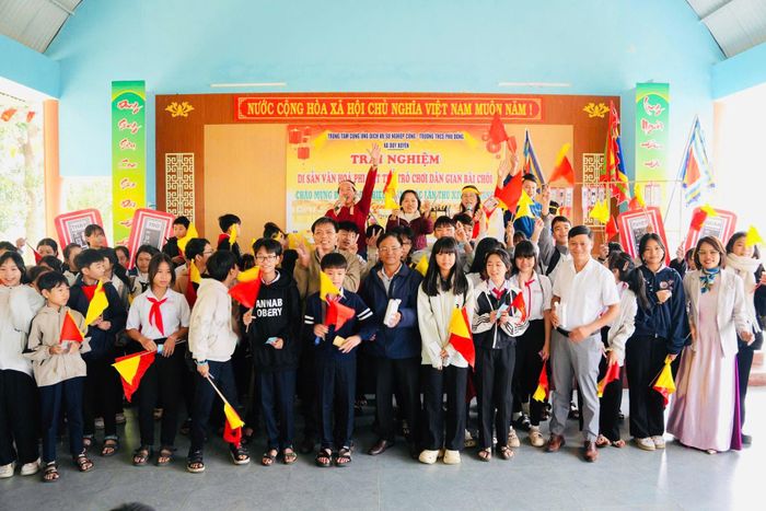 Ban tổ chức tặng quà cho học sinh trúng thưởng khi tham gia Bài Chòi. Ảnh: T.S
