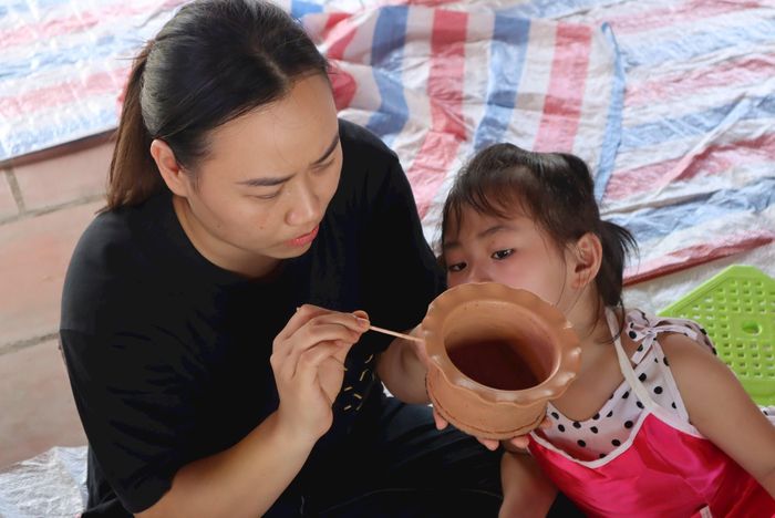 Mẹ và con cùng tham gia workshop tại Bảo tàng Nghệ An - Xô Viết Nghệ Tĩnh. Ảnh: Diệp Thanh