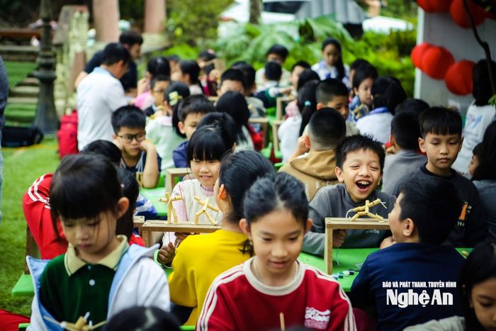 Phụ huynh trẻ rất quan tâm đến việc tìm kiếm môi trường trải nghiệm cho con thông qua các chương trình ngoại khóa, bao gồm workshop. Ảnh: NVCC