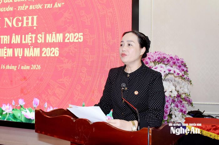 Trần Thị Thu Hương – Phó Chủ tịch Ủy ban MTTQ tỉnh Nghệ An phát biểu tại Hội nghị. Ảnh: Công Kiên