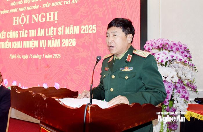 Trung tướng Trần Tấn Hùng – Phó Chủ tịch Thường trực Hội Hỗ trợ gia đình liệt sĩ Việt Nam phát biểu tại Hội nghị. Ảnh: Công Kiên