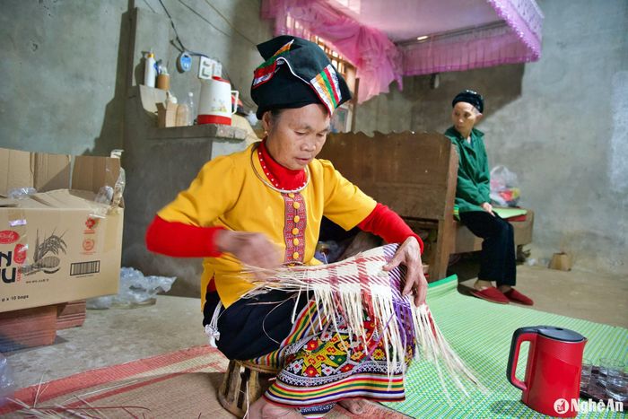 Bà Vi Thị Hồng ở bản Nưa xã Con Cuông đan các sản phẩm phục vụ khách du lịch. Bà Hồng còn thường xuyên được các cấp, ngành mời tham gia truyền dạy kỹ năng dệt thổ cẩm, đan lát tại các lớp bồi dưỡng, đào tạo nghề thủ công trên địa bàn trong và ngoài tỉnh. Ảnh: Hoài Thu