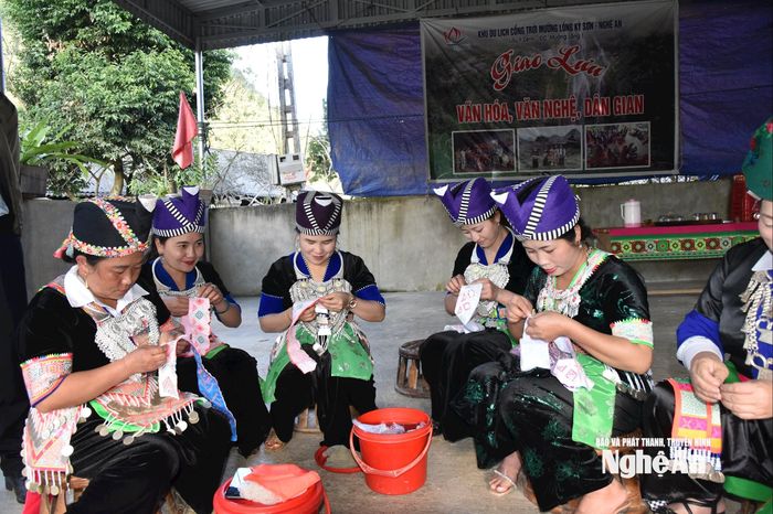 Các hộ Làng nghề thêu ren hổ cẩm Mường Lống thêu trang phục truyền thống phục vụ khách du lịch. Tháng 11/2023, Làng nghề thêu ren thổ cẩm dân tộc Mông được công nhận làng nghề cấp tỉnh. Đây là làng nghề thêu ren thổ cẩm đầu tiên của đồng bào dân tộc Mông ở Nghệ An. Ảnh: Hoài Thu