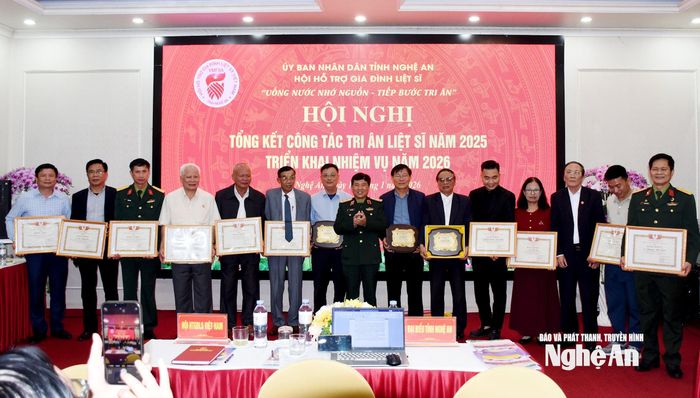 Lãnh đạo Hội Hỗ trợ gia đình liệt sĩ Việt Nam và Hội Hỗ trợ gia đình liệt sĩ tỉnh Nghệ An trao Bằng khen và Bằng vinh danh cho các tập thể và cá nhân có nhiều thành tích trong hoạt động tri ân liệt sĩ. Ảnh: Công Kiên