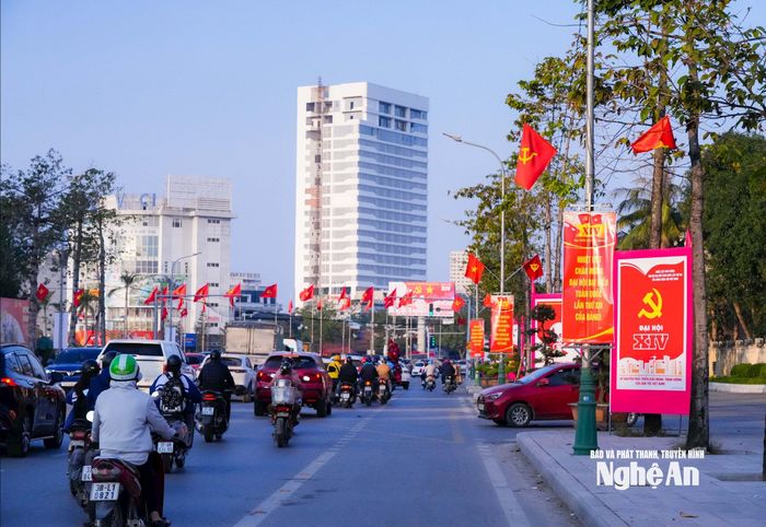 Công tác tuyên truyền trực quan không chỉ làm đẹp cảnh quan mà còn góp phần quan trọng nâng cao nhận thức, tạo sự thống nhất về tư tưởng và hành động trong cán bộ, đảng viên và nhân dân trên địa bàn tỉnh. Ảnh: TL