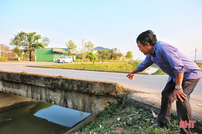  “Cây cầu nằm giữa hai thôn Đồng Vĩnh và Kim Sơn là lối đi duy nhất của người dân khi đưa con đến trường, đi chợ hay vào các vùng sản xuất tập trung. Mỗi ngày, có rất nhiều phương tiện qua lại, từ xe đạp, xe máy đến cả xe tải trọng lớn. Thực tế đã xảy ra không ít vụ va chạm, tai nạn nên chúng tôi nhiều lần kiến nghị mong được mở rộng cầu hoặc lắp đặt thêm lan can để bảo đảm an toàn cho người dân" - ông Trần Văn Trình (thôn Kim Sơn, xã Toàn Lưu) cho biết. 