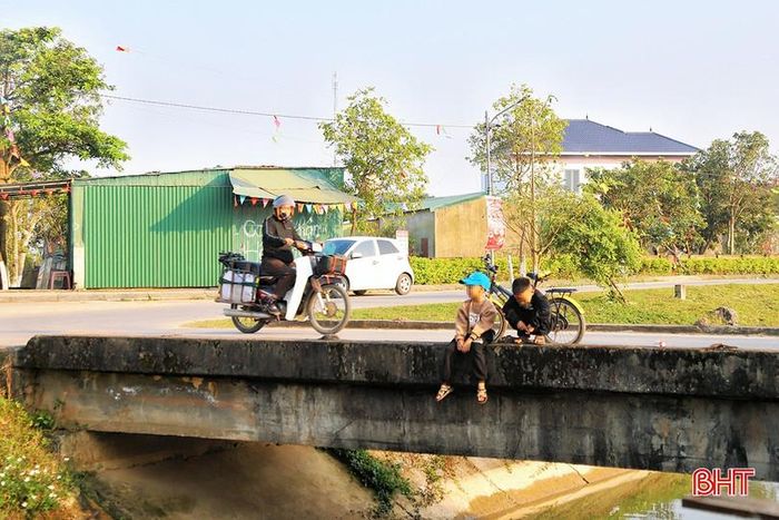 Do cầu không có lan can, trẻ em khi vui đùa hoặc đi lại qua đây luôn đối mặt với nguy cơ mất an toàn giao thông và tiềm ẩn rủi ro rơi xuống kênh, dẫn đến tai nạn đuối nước.