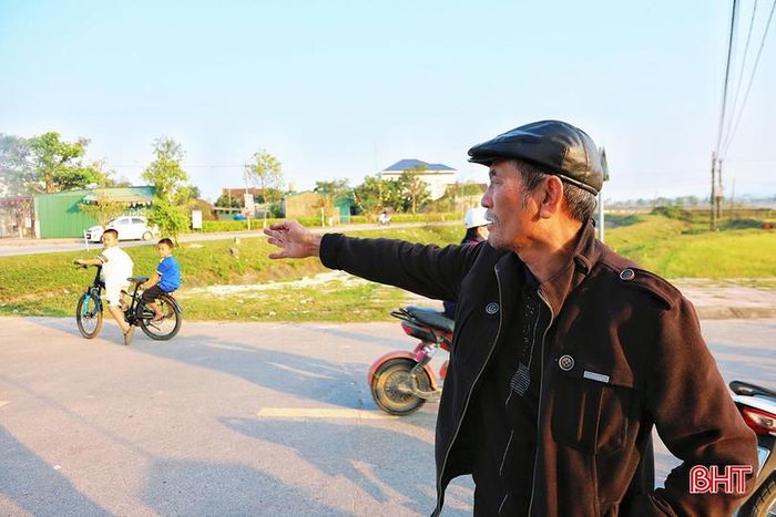  Ông Trần Hậu Lãnh (thôn Đồng Vĩnh, xã Toàn Lưu) lo lắng: “Cây cầu hẹp, lại không có lan can nên mỗi lần qua đây ai cũng bất an, nhất là vào giờ cao điểm. Trẻ em đi học đông, chỉ cần sơ sẩy là có thể xảy ra tai nạn. Người dân chúng tôi rất mong cây cầu sớm được đầu tư sửa chữa, đảm bảo an toàn". 