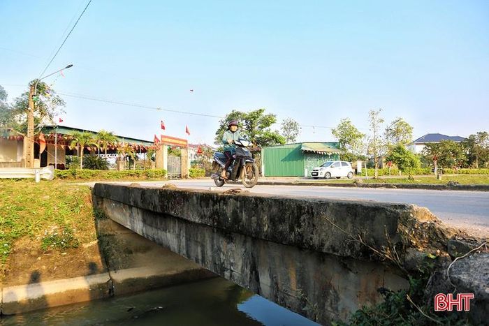 Các mố lan can đã hư hỏng, tiềm ẩn mất an toàn đối với người và phương tiện khi lưu thông qua cầu.
