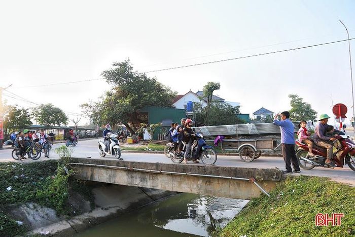  Ông Đào Công Thường – Trưởng thôn Đồng Vĩnh cho biết: “Qua các cuộc họp thôn, chúng tôi thường xuyên tiếp nhận phản ánh của người dân về tình trạng cầu dân sinh bắc qua kênh Kẻ Gỗ không có lan can, tiềm ẩn nhiều nguy cơ mất an toàn. Thôn đã tổng hợp ý kiến, kiến nghị lên chính quyền các cấp xem xét phương án đầu tư xây dựng, mở rộng cầu hoặc lắp đặt lan can bảo vệ. Người dân địa phương rất mong sớm có giải pháp khắc phục để việc đi lại được an toàn hơn". 