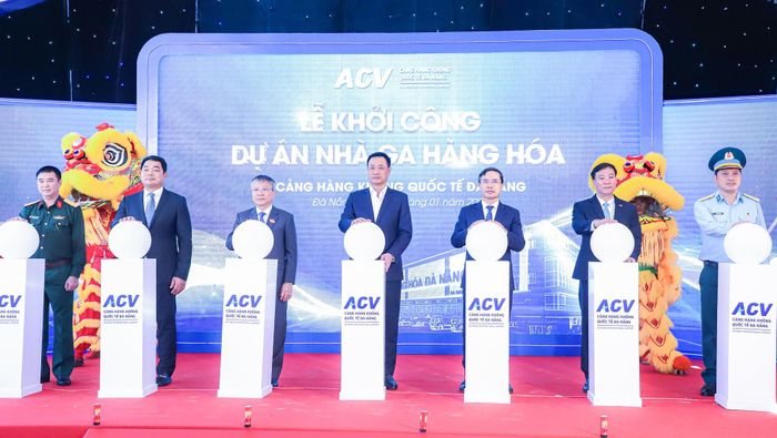 Đại biểu thực hiện nghi thức khởi công. Ảnh: NGỌC PHÚ