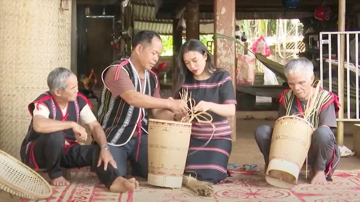 Nghề đan lát vẫn hiện diện rõ nét trong đời sống của người Jrai ở xã Ia Phí. Ảnh: N.S