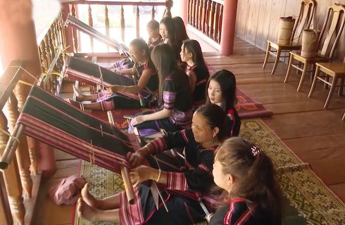 Tại Ia Phí, nghề dệt thổ cẩm của người Jrai được gìn giữ như một phần linh hồn của các buôn làng. Ảnh: N.S