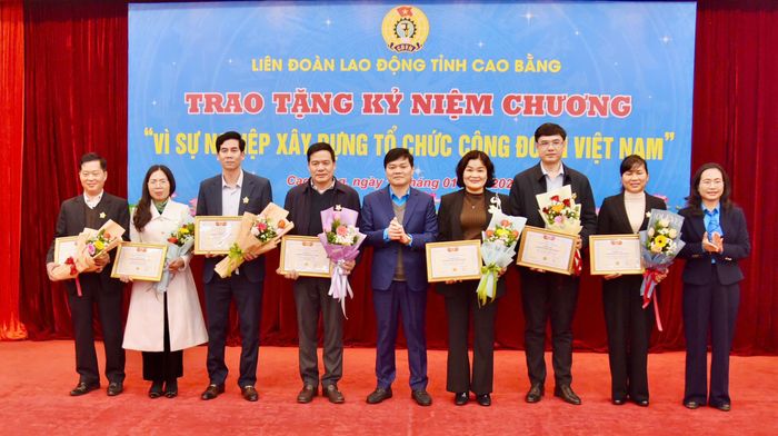 Chủ tịch Liên đoàn Lao động tỉnh Bế Đăng Khoa trao Kỷ niệm chương "Vì sự nghiệp xây dựng Tổ chức Công đoàn Việt Nam" cho các cá nhân. 